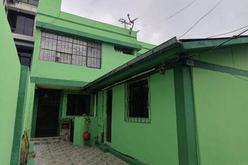 Linda casa rentera Sur de Quito, San Bartolo Cerca al Supermaxi Primera edificación Dos departamentos Segunda edificación Casa de dos plantas Dos parqueaderos 4 1/2 baños Se acepta crédito con Biess Inf: 0️⃣9️⃣8️⃣2️⃣6️⃣5️⃣1️⃣3️⃣1️⃣2️⃣ CBR ing Mercedes Mena.