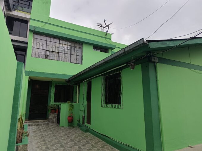 Linda casa rentera Sur de Quito, San Bartolo Cerca al Supermaxi Primera edificación Dos departamentos Segunda edificación Casa de dos plantas Dos parqueaderos 4 1/2 baños Se acepta crédito con Biess Inf: 0️⃣9️⃣8️⃣2️⃣6️⃣5️⃣1️⃣3️⃣1️⃣2️⃣ CBR ing Mercedes Mena.